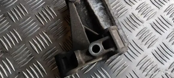 Engine mounting bracket