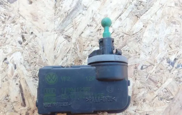 Headlight level adjustment motor