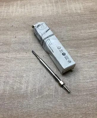 Volkswagen Golf V Glow plug N10579802