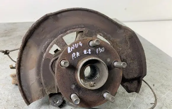 Toyota RAV 4 (XA30) Front wheel hub