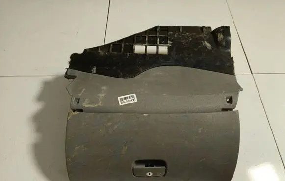 Volkswagen PASSAT B5 Glove box 3B1857101