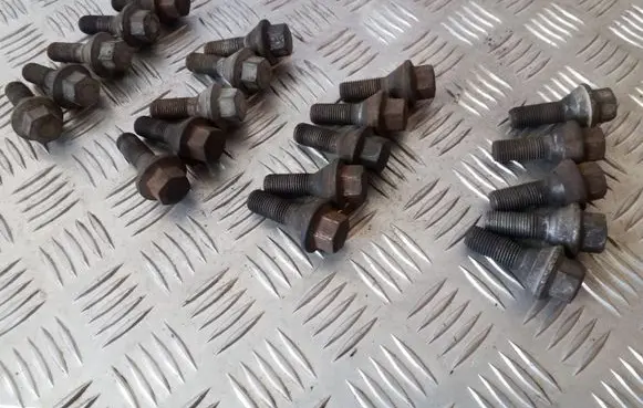 Opel Vivaro Nuts/bolts 