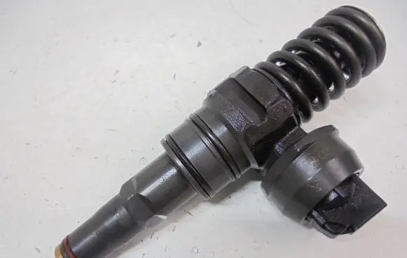 Volkswagen Golf IV Fuel injector 038130073AG