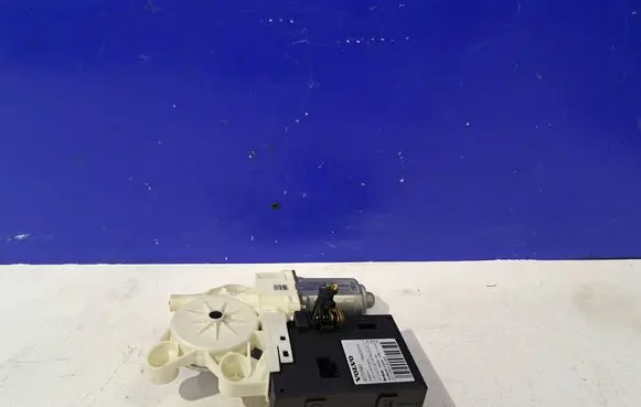 Volvo V50 Front door window regulator motor 30737681
