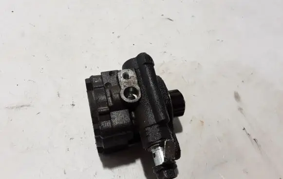 Toyota Land Cruiser (J120) Power steering pump 4431035690