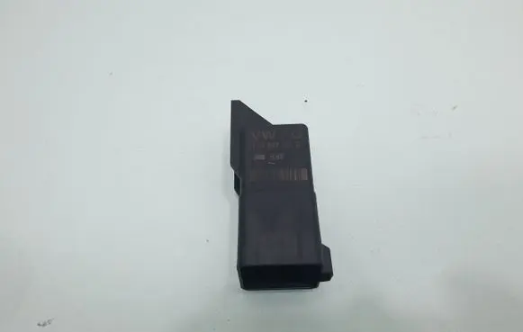 Volkswagen Golf VI Glow plug pre-heat relay 038907281D 0281003038