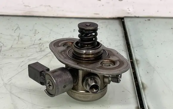 BMW X3 F25 Fuel injection high pressure pump 7584461 13517584461