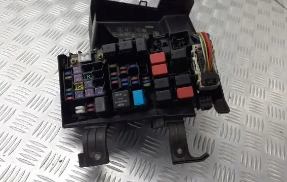 Mazda 6 Fuse box cover