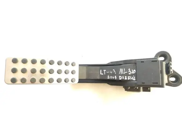 Mercedes-Benz ML W164 Accelerator throttle pedal A1643000004 0054 280410