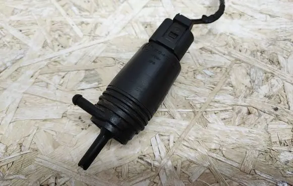 BMW 5 E39 Windscreen/windshield washer pump 67128377612