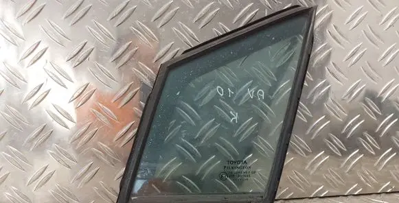 Toyota Avensis T270 Front door vent window glass four-door 43R001605