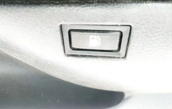 Toyota Avensis T250 Fuel tank opening switch 
