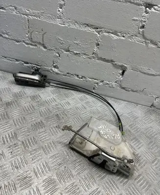 Opel Agila B Front door lock 82201