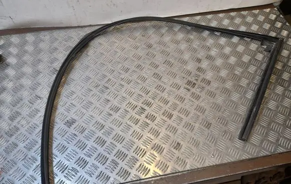 BMW 5 F10 F11 Rubber seal front door window/glass 7182273