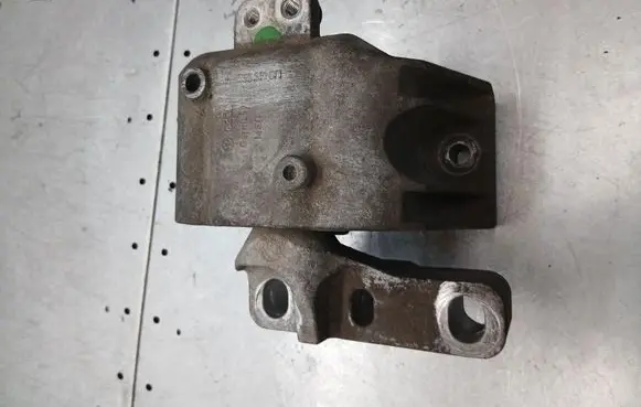 Skoda Octavia Mk2 (1Z) Engine mounting bracket
