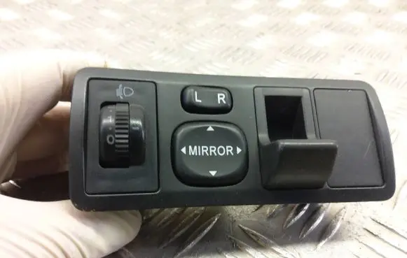 Toyota Corolla E120 E130 Wing mirror switch 183574