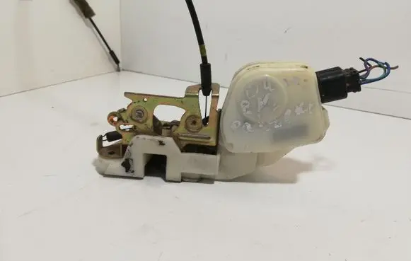 Mitsubishi Pajero Front door lock 04617