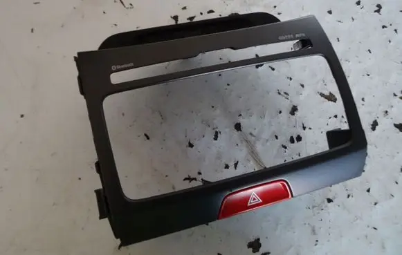 KIA Sportage Radio/GPS head unit trim U097813810