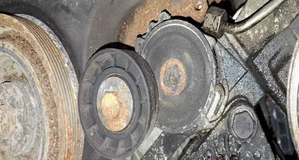 Peugeot 4007 Generator/alternator belt tensioner 