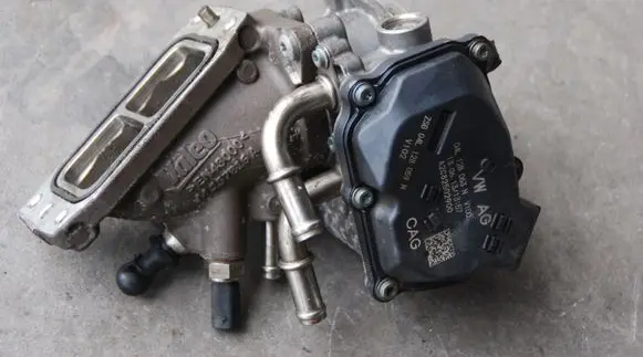 Volkswagen Golf VII Throttle valve 04L128063N