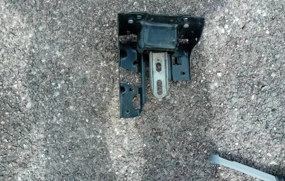 Citroen C4 Cactus Engine mount bracket 9801521580 98068 8960