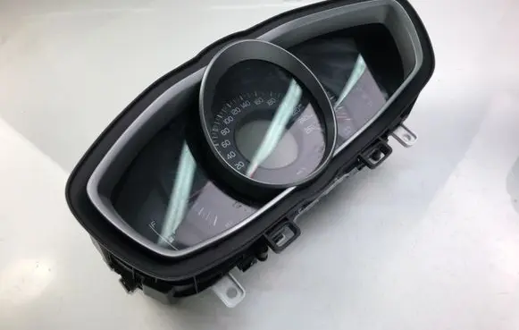 Volvo V40 Speedometer (instrument cluster) 31453100