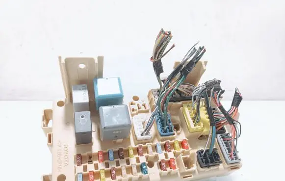 Toyota Avensis T250 Fuse module 8264105020A 2340699372 06082218122401