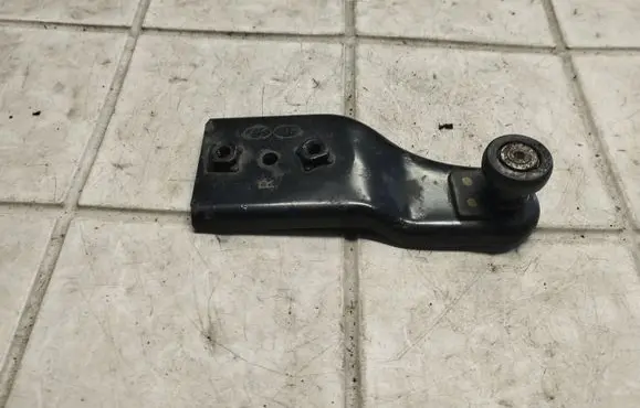 KIA Carnival Sliding door middle roller runner 