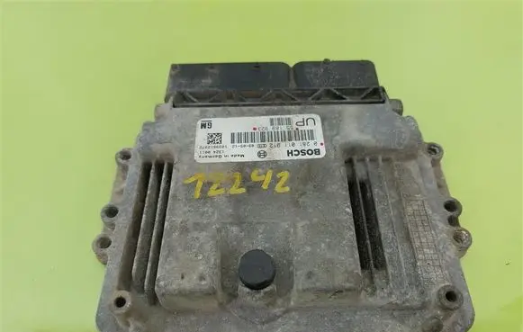 Opel Astra H Engine control unit/module 0281011912