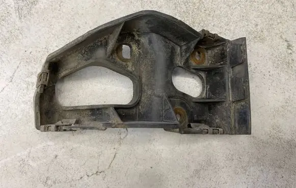 Fender mounting bracket