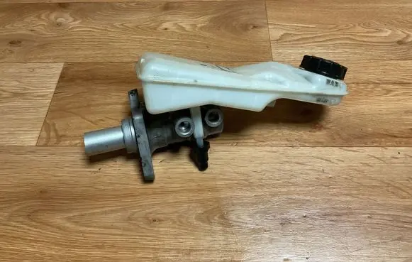 Master brake cylinder