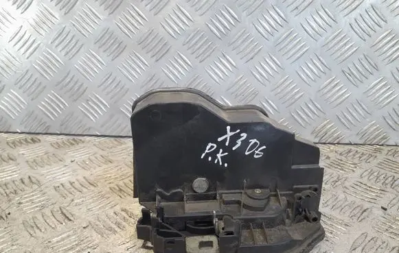 BMW X3 E83 Front door lock 7154627