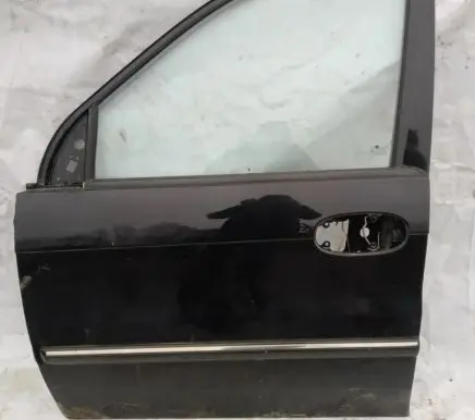 KIA Carnival Front door juoda