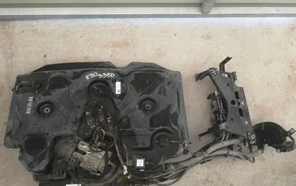 BMW 3 E90 E91 AdBlue liquid reservoir 