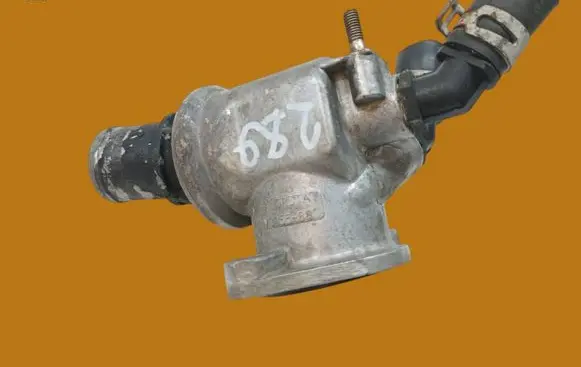 Opel Signum Thermostat housing V705588
