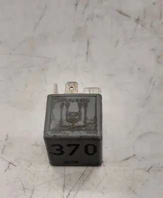 Volkswagen PASSAT B5 Other relay 8D0951253 V23134J52X300