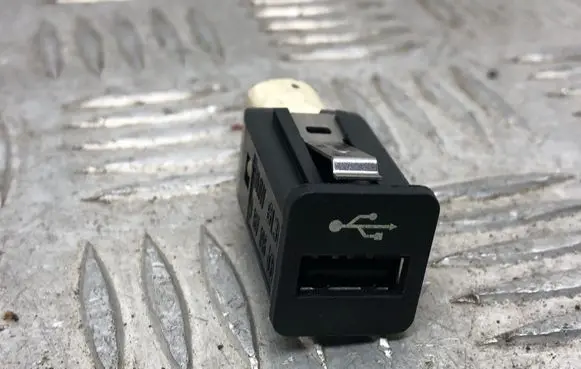 BMW 3 E90 E91 USB socket connector 9167196 6131