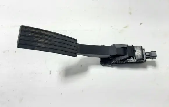 Accelerator throttle pedal