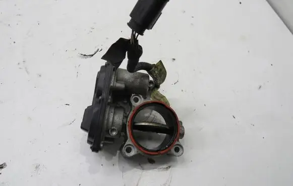 Toyota Avensis T270 Throttle body valve 3465672