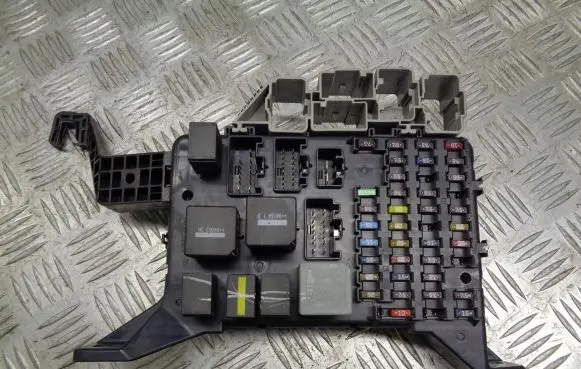 Ford Mondeo Mk III Fuse box cover 4S7T-14A073-AA