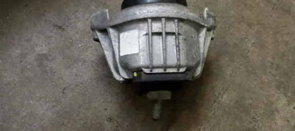 BMW 1 E81 E87 Engine mount bracket 6768800