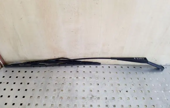 Front wiper blade arm