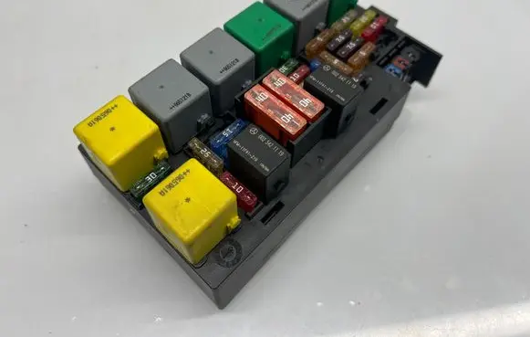 Mercedes-Benz ML W164 Fuse module A1645400672