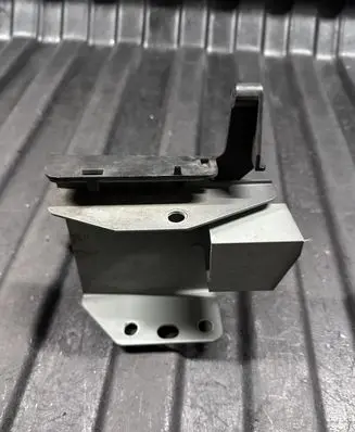 Headlight/headlamp mounting bracket