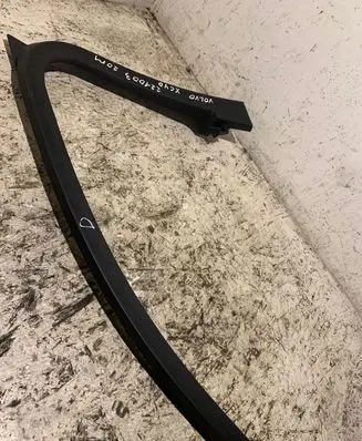 Volvo XC40 Front door glass trim molding 31455062