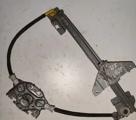 Rear door manual window regulator