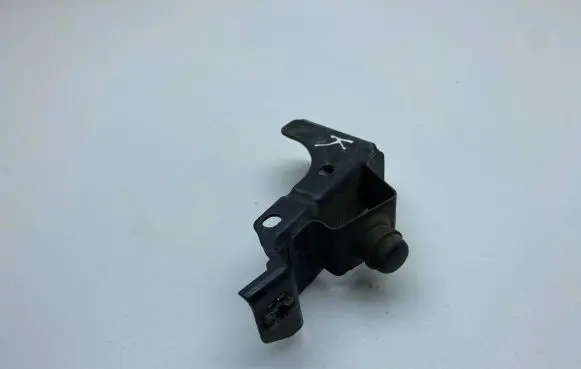 Fender mounting bracket