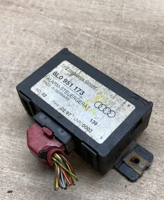 Audi A8 S8 D2 4D Alarm control unit/module 8L0951173