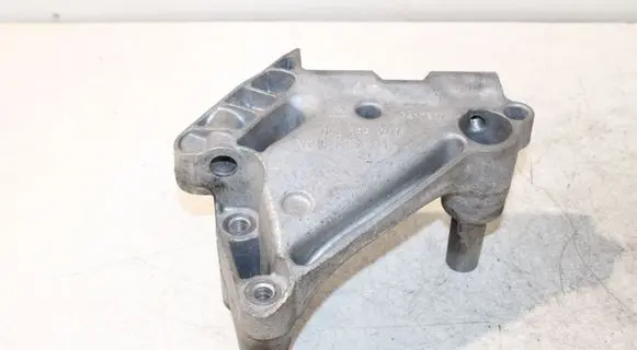 Engine mounting bracket