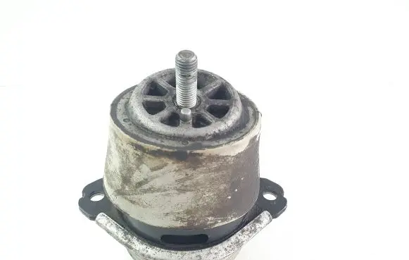 Volkswagen Touareg I Engine mount bracket 7L8199131A